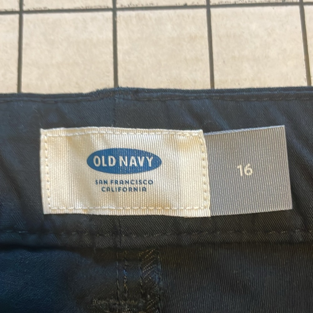 Old navy shorts, black, size 16, 7 inch inseam - Picture 3 of 6